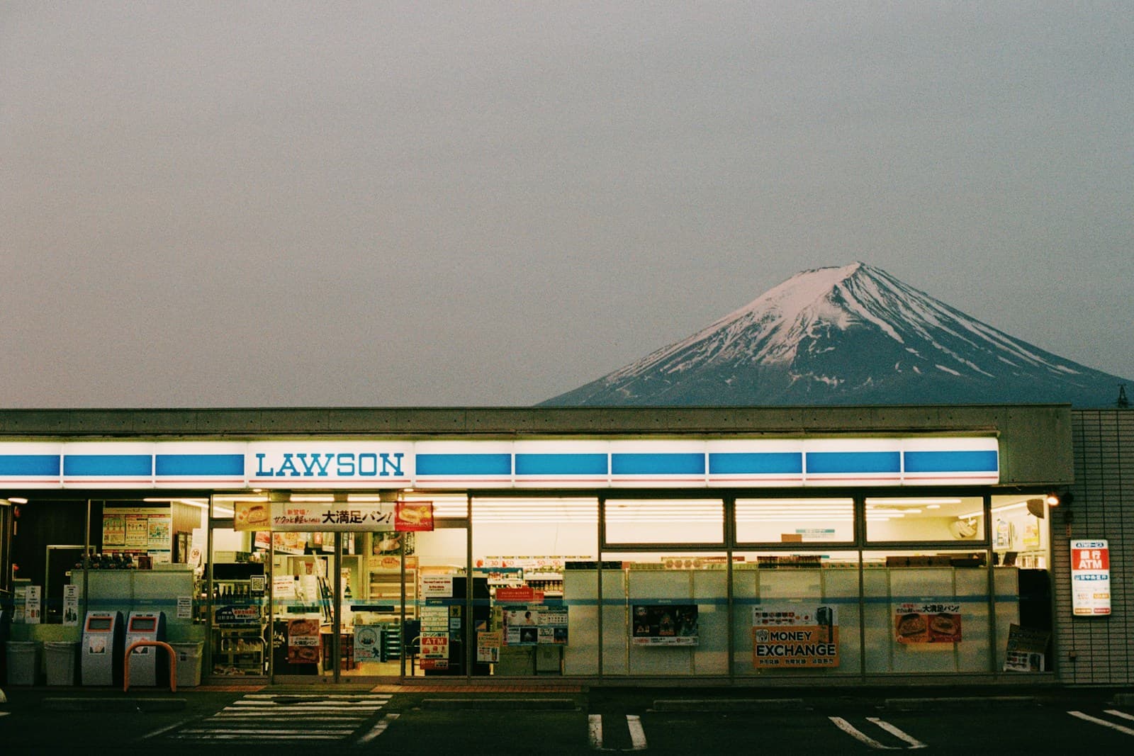 富士山を背景にしたローソン店舗