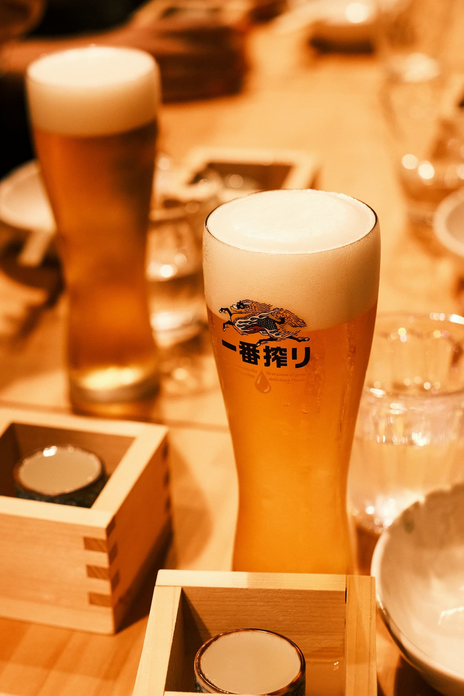 泡のたった2杯のビールグラス